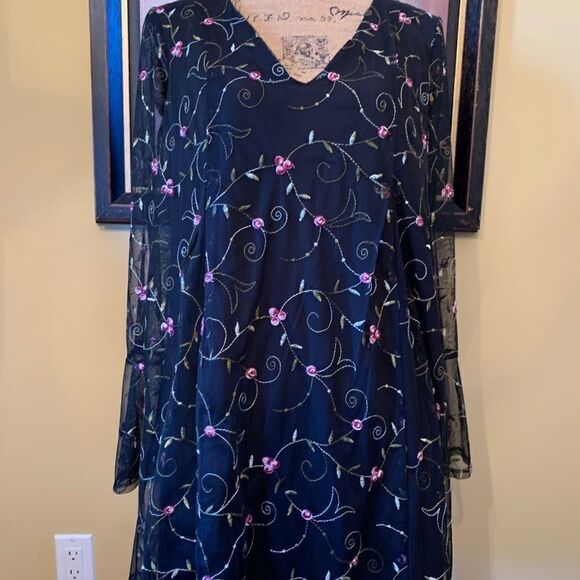 BCBGenerations Lace Dress Embroidered flowers - Picture 3 of 11